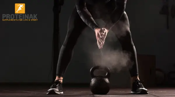 متى تظهر نتائج الرياضة على الجسم؟ 10 نصائح لنتائج مذهلة متى تظهر نتائج الرياضة على الجسم؟ الكثيرين من المهتمين بممارسة التمارين الرياضية يتساءلون عن سبب تأخر أو عدم ظهور نتائج النشاط الرياضي على أجسامهم. خاصة الأشخاص الراغبين ببناء العضلات والحصول على جسم متناسق ومظهر جذاب. فمهما كان الغرض من ممارسة الرياضية فلابد أن تحتاج لبعض الوقت مع الالتزام بالتمارين للحصول على نتائج ملموسة. وخلال السطور القادمة من هذا المقال سنذكر متى تظهر نتائج الرياضة على الجسم وفوائد الرياضة للجسم والعقل ومتى يبدأ نزول الوزن بعد الرياضية. متى تظهر نتائج الرياضة على الجسم تختلف مدة ظهور نتائج الرياضة على الجسم ورؤية التحولات الإيجابية من نشاط لآخر، لكن بشكل عام قد يستغرق الأمر مدة تتراوح ما بين 6- 8 أسابيع بحد أدنى، وتختلف مدة ظهور النتائج حسب عدة عوامل أبرزها: الجنس. العمر. نوع التمرين. طريقة أداء التمرين. شدة التمرين. عدد مرات تكرار التمرين في الأسبوع. النظام الغذائي خلال فترة التمرين. ومع هذا يمكن تقسيم التحسن ومعرفة متى تظهر نتائج الرياضة على الجسم بناءً على المراحل الزمنية التالية: التحسينات الأولية تظهر النتائج والتحسينات الأولية بعد ممارسة الأنشطة الرياضية على الجسم خلال الأسبوع الأول إلى الشهور الأول، وتظهر على هيئة زيادة مستويات الطاقة بالجسم وتحسن الحالة المزاجية وذلك نتيجة إفراز الإندورفين. وأبرز التحسينات كالتالي: تحسن بسيط في مرونة المفاصل والعضلات. الشعور بزيادة تحمل التمارين الرياضية. تحسين جودة النوم والاستيقاظ مبكرًا بنشاط أكبر. تحسن التنفس أثناء التمرين. التغييرات البدنية الملحوظة تبدأ التغييرات البدنية الملحوظة نتيجة المداومة على التمارين بالظهور بعد قرابة 4- 6 أسابيع من الانتظام على النشاط، وأبرز التحسينات كالتالي: فقدان الدهون بشكل تدريجي خاصة عند الالتزام بنظام غذائي صحي. تحسن في قوة وقدرة العضلات على التحمل. القدرة على ممارسة التمارين لفترات أطول وبجهد أقل. ملاحظة الفرق على العضلات والخصر والأرداف. التغييرات الملموسة مع الانتظام والمداومة على أداء التمارين لفترات طويلة تبدأ التغييرات الملموسة بالظهور تدريجيًا خلال الفترة من 2 – 3 أشهر. وفيما يلي أبرز التحسينات والنتائج: زيادة الكتلة العضلية خاصة مع تمارين المقاومة ورفع الأثقال. تحسن الشكل العام للجسم وظهوره بشكل متناسق ومشدود. فقدان الدهون بشكل ملحوظ مع تحسن توزيع الدهون. التغييرات المستدامة تظهر النتائج المستدامة لممارسة الرياضة بشكل دائم تبدأ بالظهور بعد 6 أشهر فأكثر. وأبرز التحسينات والنتائج بشأن متى تظهر نتائج الرياضة على الجسم في فترة التغييرات المستدامة كالآتي: تحسن المزاج والشعور بالرضا عن الشكل العام. اكتساب الجسم قوة ورشاقة مع استدامة العادات الصحية. تحسن مستويات السكر في الدم. تقليل نسبة الإصابة بالأمراض المزمنة. انخفاض ضغط الدم. فوائد الرياضة للجسم والعقل للرياضة بشكل عام الكثير من الفوائد التي تعود على الجسم والعقل نتيجة الاستدامة على ممارستها. وفيما يلي أبرز فوائد الرياضة: فوائد الرياضة للجسم تعود الرياضة على الجسم بالكثير من الفوائد على مستوى الصحة والمظهر العام، ومن أبرز هذه الفوائد ما يلي: تعزيز المناعة وتحسن القدرة على مقاومة ومواجهة الأمراض. تحسن صحة القلب والأوعية الدموية حيث تزيد الرياضة من كفاءة ضخ القلب للدم. تعزيز قوة العظام وتقليل خطر الإصابة بهشاشة العظام. رفع مستويات اللياقة البدنية وزيادة قوة التحمل. إنقاص الوزن الزائد وتقليل الدهون الزائدة وهي من أهم الفوائد التي يتسائل بشأنها الكثيرون حول متى تظهر نتائج الرياضة على الجسم. خاصة أولئك الراغبين في فقدان الوزن والباحثين عن الرشاقة. تحسين جودة النوم. تنشيط حركة الأمعاء وتحسين عملية الهضم. تعزيز الصحة العامة للجسم وتقليل خطر الإصابة بالأمراض المزمنة والسرطان. فوائد الرياضة للعقل تؤثر الرياضة بشكل كبير على العقل وتزيد من قدرته نتيجة تقليل الضغوط، وفيما يلي أبرز الفوائد: تعزيز الصحة النفسية وتقليل خطر الإصابة بالاكتئاب. تعزيز الثقة بالنفس والشعور بالإنجاز. تقليل التوتر والقلق حيث يفرز الجسم أثناء الرياضة هرمونات الإندورفين التي تحسن المزاج وتقلل التوتر. تحفيز الإبداع وإيجاد حلول مبتكرة. تحسين الانضباط والالتزام وحسن استغلال الوقت. تقوية العلاقات الاجتماعية وتعزيز روح الفريق. تحسين الذاكرة والتركيز نتيجة زيادة تدفق الدم إلى الدماغ. متى تظهر نتائج الرياضة على الجسم للنساء لا تختلف مدة ظهور نتائج الرياضية على الجسم للنساء كثيرًا على الرجال تكاد تكون المدة والتغييرات متقاربة حال الالتزام بالتمارين، أهم التحسينات حول متى تظهر نتائج الرياضة على الجسم للنساء: التحسينات الأولية: تظهر من أسبوع على شهر. التحسينات البدنية الأولية: تبدأ بالظهور ما بين 4- 6 أسابيع. التغييرات الملحوظة: تظهر بشكل تدريجي خلال 2- 3 أشهر. النتائج والتغييرات المستدامة: تبدأ بالظهور بعد 6 أشهر وأكثر من الاستدامة. العوامل التي تؤثر على سرعة ظهور نتائج الرياضة عند النساء هناك العديد من العوامل التي تؤثر على مدة ظهور نتائج الرياضة على الجسم للنساء، ومن أبرز هذه العوامل ما يلي: نوع التمارين: تمارين الكارديو نتائجها سريعة على حرق الدهون، وتمارين القوة نتائجها سريعة على تقوية العضلات وبنائها. شدة التمارين ومدتها: فممارسة الرياضة والتمارين بشدة مناسبة تعطي نتائج أفضل وأسرع. العمر والجينات: تؤثر الجينات والعمر بشكل كبير على سرعة ظهور النتائج خاصة في فقدان الوزن وبناء العضلات. النظام الغذائي: كلما تم الالتزام بنظام صحي مدروس مع ممارسة التمارين تظهر النظام بشكل أسرع وأفضل. متى يبدأ الوزن بالنزول بعد الرياضة يعتمد نزول الوزن بعد الرياضة على عدة عوامل أبرزها شدة التمارين والنظام الغذائي المتبع والوزن الأساسي، وتنقسم عملية خسارة الوزن إلى مرحلتين هما: المرحلة الأولى: تظهر خلالها النتائج بشكل سريع خلال أيام إلى أسابيع من ممارسة الرياضة، حيث يتم فقد العناصر والمواد التي أساسها الماء والبروتينات والكربوهيدرات المخزنة دون الدهون. المرحلة الثانية: تستمر هذه المرحلة من شهور إلى سنوات حيث تستنفذ هذه المرحلة مخازن الكربوهيدرات وتقليل الجسم للبروتين مما يعمل على زيادة الاعتماد على أكسدة الدهون للحصول على الطاقة. متى تظهر نتائج تمارين البطن تعتمد نتائج تمارين البطن على شدة التمارين ونوعها ونسبة الدهون المتراكمة في الجسم، وإليك متى تظهر نتائج الرياضة على الجسم بعد ممارسة تمارين البطن على النحو التالي: النتائج الأولية: تظهر خلال 2- 4 أسابيع ويلاحظ خلالها أن عضلات البطن تصبح أقوى. النتائج المتوسطة: في الفترة من 4- 8 أسابيع حيث تقل نسبة الدهون وتبدأ ملامح العضلات بالظهور. التحسينات الواضحة: خلال 8- 12 أسبوع أو أكثر حيث تصبح العضلات أكثر وضوحًا وتحديدًا. متى تظهر نتائج تمارين السكوات نتائج تمارين السكوات Squats تعتمد نتائج على مستوى اللياقة وشدة التمارين والنظام الغذائي المتبع. ويمكن تقسيم النتائج ومعرفة متى تظهر نتائج الرياضة على الجسم بعد ممارسة تمارين السكوات بالشكل التالي: نتائج أولية: خلال 1- 2 أسبوع بملاحظة قوة العضلات على التحمل. النتائج المتوسطة: من 3- 6 أسابيع إذ تبدأ عضلات الفخذين والأرداف بالظهور أكثر تحديدًا. النتائج الملحوظة: في الفترة ما بين 6- 12 أسبوع تصبح عضلات الفخذين والأرداف أكثر بروزًا وتحديدًا. متى تظهر نتائج تمارين الذراعين هناك العديد من العوامل التي تتحكم في نتائج تمارين الذراعين أبرزها شدة التمارين ونوعها ومستويات الدهون والنظام الغذائي المتبع، وإليك مراحل ظهور نتائج تمارين الذراعين: النتائج الأولية: خلال 1- 3 أسابيع بملاحظة القوة والقدرة على أداء التمارين وشد خفيف في عضلات الذراعين. نتائج متوسطة: من 4- 8 أسابيع تصبح الذراعين أكثر تناسقًا والقدرة على رفع أوزان ثقيلة. تحسينات مستدامة: خلال 8- 12 أسبوع تبرز العضلة ذات الرأسين والثلاث رؤوس وتصبح العضلات أكثر تحديدًا وبرزًا. نصائح لتعزيز نتائج ممارسة الرياضة فيما يلي بعض النصائح التي ستساعدك في تحسين نتائج ممارسة الرياضة على جسمك وحياتك بشكل عام: ابدأ بالإحماء: يساعد الإحماء على تحضير جسمك للتمارين ويقلل من خطر الإصابة. احرص على التنوع: قم بتغيير التمارين لتشمل القوة، والمرونة، والتمارين القلبية. تابع تقدمك: سجل نتائجك لتتابع تحسنك وتحفز نفسك. تناول طعامًا متوازنًا: التغذية الجيدة تعزز الأداء وتعافي العضلات. اشرب الكثير من الماء: الحفاظ على الترطيب أمر أساسي لأداء أفضل. استرح جيدًا: النوم الجيد يساعد في استشفاء العضلات وتجديد الطاقة. استخدم التقنية المناسبة: تأكد من أداء التمارين بالطريقة الصحيحة لتجنب الإصابات. ابدأ ببطء: لا تفرط في التمرين منذ البداية، وزد من كثافة التمارين تدريجيًا. ابقَ متحفزًا: حدد أهدافًا صغيرة واحتفل بتحقيقها لتحافظ على حماسك. استمع لجسمك: إذا شعرت بأي ألم غير طبيعي، توقف واطلب استشارة طبية إذا لزم الأمر. الأسئلة الشائعة متى يتغير شكل الجسم بعد الرياضة؟ يتغير شكل الجسم تدريجياً بعد ممارسة الرياضة لمدة تتراوح بين 4 إلى 6 أسابيع، حيث يبدأ الشخص في ملاحظة تحسينات في اللياقة البدنية ونحت الجسم. ماذا يحدث للجسم عند ممارسة الرياضة لمدة شهر؟ بعد شهر من ممارسة الرياضة، يزداد مستوى الطاقة، يتحسن المزاج، تبدأ العضلات في الظهور ويمكن أن يبدأ الشخص في ملاحظة فقدان الوزن وزيادة اللياقة البدنية. متى يختفي الكرش بعد الرياضة؟ يختلف الوقت حسب النظام الغذائي والتمارين الرياضية المتبعة، ولكن يمكن أن يبدأ اختفاء الكرش بعد 6-8 أسابيع من التمرين المنتظم مع اتباع نظام غذائي صحي.